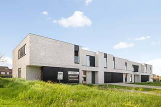 Deze energiezuinige moderne woning met een E-peil lager dan 20 (energielabel A) ligt in een rustige, kindvriendelijke woonomgeving in Meulebeke. Deze woning op lot 12 met een perceeloppervlakte van 463 m<sup>2</sup> maakt gebruik van geothermie om te verwarmen in de winter en te verkoelen in de zomer. Deze gezinswoning is reeds opgebouwd en wordt binnenin verder volgens de wensen van de koper afgewerkt en door Dumobil instapklaar opgeleverd, met aangelegde voortuin en tuin met terras en omheiningen. De woning bestaat uit een open keuken en woonkamer, een aparte wasplaats, 2 toiletten, een ingerichte badkamer met dubbele wastafel, inloopdouche én bad. Er zijn 4 slaapkamers, berging en een inpandige garage. Alles voor een optimaal wooncomfort.<br /><br />Deze all-inprijs excl. kosten omvat een volledig afgewerkte, instapklare woning met álle voorzieningen en omgevingswerken inbegrepen. De totale kostprijs inclusief wettelijke kosten waaronder registratierechten, btw, notariskosten en aansluitingskosten kan je eenvoudig bekijken op onze <u><strong>website</strong></u>: <u><strong>dumobil.be/nl/woonprojecten/projecten/meulebeke-steenstraat-kapellestraat</strong></u> En/of contacteer onze bouwadviseur Sam Borrey voor meer info: 0483/21.01.33 | sam@dumobil.be<br /> 