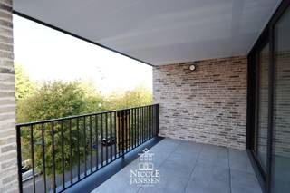 EXTRA ACTIE:<br />Bij aankoop van een appartement krijgt u € 5000 korting op de autostandplaats<br /><br />Mogelijkheid aankoop onder 6% BTW *<br />* Indien u aan de voorwaarden voldoet<br /><br />=> Ligging<br />Dit nieuwbouw duplex-appartement is gelegen in blok A van residentie Prinsenhof. Het appartement is gelegen op een centrale en gezellige locatie aan het Kolonel Aertsplein. Op het plein is er een supermarkt, bakker, dokterspraktijk, ... Ook de Markt van Maaseik ligt op wandelafstand.<br /><br />=> Tweede verdieping<br />- Inkomhal met apart toilet <br />- Open leefruimte met veel lichtinval door de grote raampartijen en toegang tot het overdekt terras<br />- Ingerichte keuken met koelkast, combi-oven, kookplaat, afzuigkap, vaatwasser en spoelbak<br />- Overdekt terras van 12,16m² <br /><br />=> Derde verdieping<br />- Overloop<br />- Twee slaapkamers met laminaat<br />- Deels betegelde badkamer met ligbad, inloopdouche, toilet en dubbele wastafel<br />- Berging met aansluiting voor wasmachine<br />- Extra gang/ruimte met warmtepomp en toegang tot de lift<br /><br />=> Kenmerken:<br />- Ventilatiesysteem D met warmterecuperatie<br />- De appartementen zijn voorzien van een zeer betrouwbare warmtepomp die zich kenmerkt door een laag E-peil en een stille werking. De hoge energie-efficiënte zorgt voor een gevoelige verlaging van het E-peil. De warmtepomp is bovendien de stilste warmtepomp in zijn soort die momenteel op de markt is. Zij voorziet de appartementen individueel van voldoende energie en van warm water dankzij een ingebouwde boiler.<br />- Lift en videofoon aanwezig<br />- Zonnepanelen op de platte daken<br />- Appartementen zijn zeer energiezuinig waardoor gunstige regeling onroerende voorheffing<br /><br />=> Verkoopprijzen exclusief:<br />- Autostandplaats in kelder <br />- Privatieve kelderberging