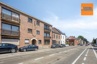<p><span>Ruim appartement met 3 slaapkamers en garagebox</span></p><p><span>Dit verzorgde appartement in Kortenberg combineert ruimte, comfort en een uitstekende bereikbaarheid. De lichtrijke woonkamer met grote raampartijen biedt een aangename leefruimte en geeft toegang tot het balkon. De praktische keuken is goed onderhouden en functioneel ingericht voor dagelijks gebruik.</span></p><p><span>Het appartement beschikt over drie volwaardige slaapkamers, waaronder een ruime master bedroom met toegang tot het balkon aan de achterzijde. De badkamer is uitgerust met een ligbad, dubbele wastafel en spiegelkast. Daarnaast is er een apart toilet aanwezig.</span></p><p><span>Extra troeven zijn de privatieve kelder, een praktische berging met aansluitingen voor wasmachine en droogkast, en een garagebox waar u uw wagen veilig kunt parkeren.</span></p><p><span>Gelegen in een goed onderhouden gebouw, nabij winkels, scholen, openbaar vervoer en belangrijke invalswegen, is dit appartement de ideale keuze voor wie op zoek is naar comfortabel wonen op een centrale locatie.</span></p><p><span> </span></p><p><span>Scoop sale! Bezoekmomenten op afspraak opwoensdag 17 juni van 13u-16u en zaterdag 20 juni van 9u30-12u. </span></p><p><span> </span></p><p><span>De vermelde prijs is een vanafprijs; biedingen mogelijk vanaf €319.000.</span></p><p><span> </span></p><p><span>Neem vandaag nog contact op voor meer informatie of om een bezoek in te plannen.</span></p><p><span> </span></p><p><span> </span></p>