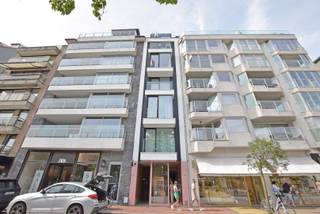 TE HUUR: nieuwbouwappartement met 1 slaapkamer gelegen in hartje Zoute met prachtig zicht over de villa's van het Zoute!Indeling: inkom met...