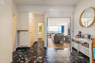 <p>Op de vijfde verdieping verandert Borgerhout van karakter. De drukte beneden wordt decor. Het uitzicht tot aan Park Spoor Noord wordt dagelijkse realiteit. En dit appartement van 111 m² wordt precies wat je ervan mag verwachten: ruim, licht en verrassend compleet.</p>
<p>De lichtrijke leefruimte verwelkomt je met open armen en grote raampartijen die de stad binnenhalen. De vernieuwde keuken met eiland en houten accenten is strak én warm tegelijk, de plek waar koken vanzelf gezellig wordt, met een skyline als achtergrond.</p>
<p>Twee ruime slaapkamers geven elk de rust die ze verdienen. En dan is er het terras op het oosten, aansluitend aan de slaapkamer, een plek om de ochtend te beginnen met ver uitzicht, stille lucht en nergens anders te zijn. Kleine luxe? Neen. Dagelijkse luxe.</p>
<p>De vernieuwde badkamer met douche is verzorgd en functioneel. De grote extra berging in het appartement zelf zorgt ervoor dat alles zijn plek heeft, zonder te moeten inboeten op wooncomfort.</p>
<p>En de wagen? Die staat droog en veilig onder het gebouw. Want ook dat hoort bij goed wonen. Deze is mogelijk bij aan te kopen aan 25.000 euro.</p>
<p>111 m², vijfde verdieping, uitzicht tot Park Spoor Noord. Voor wie wil wonen met ruimte, licht en een stad aan zijn voeten.<br /><br />EPC: 180kWh/m2, Elektriciteit conform</p>