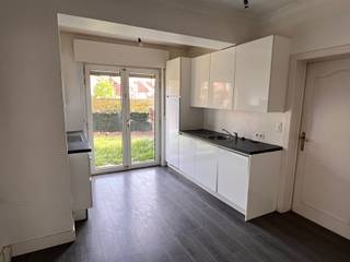 Gelijkvloers: inkomhal; afzonderlijke WC; living; keuken ingericht met afwasbak, vitrokeramische kookplaat, dampkap, oven, koelkast, vaatwas...