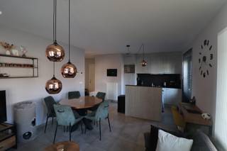 INDELINGInkomhal met ingemaakte kasten voorzien van aardgasbrander van de C.V. en warmwater, ventilatiesysteem (type C), woonkamer met open keuken...