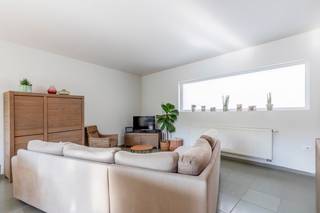 Deze charmante woning uit 2008 is gelegen op een <strong>centrale en groene locatie te Lourdes, Oostakker</strong>. Er zijn verschillende winkels, scholen en het openbaar vervoer in de nabijheid. Een perfecte combinatie van wonen! <br /><br />Bij het binnenkomen via de eerste inkom word je ontvangen in een lichtrijke hal met een gastentoilet. Daarna loop je door naar de <strong>open leefruimte</strong> met keuken die uitkijkt op het ruime terras/tuin. Tenslotte vind je nog een tweede inkom met wasplaats en berging.<br /><br />Op de eerste verdieping vind je <strong>drie slaapkamers</strong> en een badkamer. Tenslotte is er nog een ruime zolder.<br /><br />Troeven: <strong>centrale ligging</strong>, instapklaar, natuurstenen vloer en <strong>EPC B</strong><br /><br /><strong>Woning uiterlijk beschikbaar op 01/07/2027</strong><br /><br />Wenst u deze recente woning te bezoeken? Contacteer Yasmin via een online aanvraag of via yasmin@convas.be (met vermelding van uw telefoonnummer)