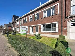 Deze lichtrijke woning is uitstekend gelegen in de Torhout, op wandelafstand van winkels, scholen, openbaar vervoer en het ziekenhuis. Een ideale opportuniteit voor starters, investeerders of wie op zoek is naar een centrale en praktische ligging.<br /><br />Bij het betreden van de woning komt u in de inkomhal die toegang geeft tot de lichtrijke leefruimte, ingedeeld in een gezellige zit- en eetplaats. Aansluitend bevindt zich de keuken met directe toegang tot de tuin. Op het gelijkvloers vindt u verder nog een gastentoilet en een toegankelijke kelder.<br /><br />De eerste verdieping omvat een nachthal, twee volwaardige slaapkamers en een badkamer. Via een vaste trap bereikt u de zolderverdieping, die perfect kan ingericht worden als derde slaapkamer of hobbyruimte.<br /><br />De volledig omheinde tuin met terras vormt een mooie troef en biedt een aangename buitenruimte om tot rust te komen.<br /><br />Troeven:<br />✔ EPC label D – geen renovatieverplichting<br />✔ Centrale en vlot bereikbare ligging<br />✔ 3 slaapkamers<br />✔ Onmiddellijk beschikbaar bij akte (uitdovende huurovereenkomst)<br />✔ Zonnige tuin<br /><br />Interesse in deze woning? Neem contact met ons op en plan uw bezoek.