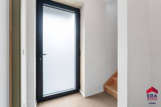 [[ DIT PAND NEEMT DEEL AAN DE ERA OPEN HUIZEN DAG OP 13/6 VAN 17:30 TOT 18:30 ]]
<p><strong>Ben je op zoek naar een energiezuinige en instapklare nieuwbouwwoning met 3 slaapkamers, een bewoonbare oppervlakte van maar liefst 175 m² en een centrale ligging? Gevonden!</strong></p>

<p>Deze moderne woning onderscheidt zich door haar uitstekende energieprestaties en hedendaags wooncomfort. Met een EPC-label A (13 kWh/m²jaar), vloerverwarming en koeling, warmtepomp, zonnepanelen, hoogrendementsbeglazing en een regenwaterput geniet je van een uiterst duurzame en energiezuinige woonomgeving. Bovendien bevindt de woning zich op een centrale locatie, vlakbij winkels, scholen, openbaar vervoer, het station en belangrijke invalswegen. Extra interessant is dat deze woning verkocht wordt onder het gunstige <strong>6%-btw-tarief</strong> (onder voorwaarden).</p>

<p>Op het gelijkvloers vind je een inkomhal met gastentoilet, een ruime eetkamer met aansluitende open keuken, volledig uitgerust met een inductiekookplaat, dampkap, oven, microgolfoven, koelkast, diepvries, vaatwasser en enkele spoelbak, evenals een grote praktische berging. Vanuit de eetkamer heb je directe toegang tot de aangename tuin met terras, ideaal om te ontspannen of gezellig buiten te eten. De eerste verdieping is volledig ingericht als leefverdieping en biedt een lichtrijke woonkamer met toegang tot een ruim terras. Daarnaast bevindt zich hier ook de technische ruimte. Op de tweede verdieping bevinden zich drie volwaardige slaapkamers, een apart toilet en een stijlvolle badkamer uitgerust met een douche, ligbad en dubbele wastafel.</p>

<p>Ben je op zoek naar een ruime, duurzame en zorgeloze gezinswoning op een uitstekende ligging? Contacteer ons vandaag nog voor een bezoek en ontdek zelf alle troeven van deze woning!</p>