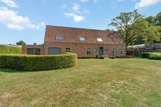 Deze indrukwekkende hoeve (bew opp.379.m²) met 4 slaapkamers, 2 badkamers, ruime leefkeuken, gezellige woonkamer, wasplaats, inpandige garage, polyvalente ruimte en ruim bijgebouw en tuinhuis is gelegen op een groen domein met prachtig uitzicht op omliggende weilanden. De woning biedt vele mogelijkheden. Hier geniet u van ruimte en rust op een interessante locatie in Herentals. <br /><br />Deze villa is volledig herbouwd in 2004 en biedt de mogelijkheid helemaal gelijkvloers te wonen of een apart woongedeelte te creëren voor een inwonend familielid. <br /><br />Indeling:<br />Gelijkvloers:<br />U betreedt de woning via de gezellige inkomhal met apart toilet en vestiaire. Via deze weg heeft u toegang tot de sfeervolle woonkamer op parket die een prachtig zicht heeft op het voorgelegen weiland. De open leefkeuken is voorzien van de nodige toestellen (kookvuur, oven, combi-oven, vaatwasmachine, koelkast en natuurstenen werkblad). Aansluitend aan de keuken bevindt zich de berging met ingemaakte kasten en vaatwasmachine. Op de gelijkvloerse verdieping is er ook een ruime slaapkamer aanwezig met bijhorende vernieuwde badkamer die voorzien is van douche en dubbele lavabo. Door een polyvalente ruimte (voorzien van houtkachel) kan dit stuk volledig apart als extra woongedeelte gebruikt worden of als atelierruimte voor de creatievelingen.<br /><br />Voorts is er ook een inpandige garage voorzien. <br /><br />Eerste verdieping:<br />De bovenverdieping is uitgerust met parket en is opgedeeld in een master bedroom met bijhorende dressing en 2 extra slaapkamers. De badkamer is ruim en voorzien van een ligbad, douche, lavabo en toilet. Praktische wasplaats en zeer ruime polyvalente ruimte die toegang geeft tot een extra zolder. <br /><br />Tuin:<br />In de tuin is het aangenaam vertoeven door de zuidoost oriëntatie en het weidse uitzicht aan de voorkant van de woning. Voorts bevindt er zich een tuinhuis met overdekt terras en een bijgebouw van +/- 80m² dat dienst kan doen als werkruimte (bespreekbaar om dit al dan niet aan te kopen).<br /><br />Bijzonderheden:<br />- Mogelijkheid extra stuk weiland aan te kopen<br />- Kwalitatieve afwerking<br />- 2 regenputten van 5.000l<br />- Bijgebouw dat dienst kan doen als werkruimte<br />- Mogelijkheid volledig gelijkvloers te wonen of extra aparte woonruimte te creëren