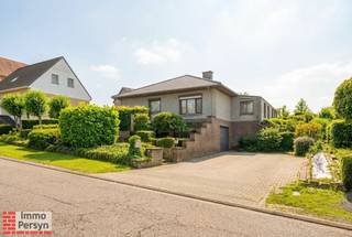 In de rustige Groenstraat 4 in Scherpenheuvel staat deze charmante open bebouwing op een perceel van 965 m². De woning uit 1972 is volledig gelijkvloers en ontvangt je in een brede inkomhal die toegang biedt tot de ruime leefruimte met een prachtige visgraat parketvloer. Aansluitend bevindt zich een lichtrijke veranda met groot schuifraam, verbonden met de moderne landelijke keuken. De woning beschikt over drie reeds ingerichte slaapkamers en een gemoderniseerde badkamer. Dankzij het EPC-label D en de aanwezige dak- en muurisolatie is er geen renovatieplicht.<br /><br />De woning biedt een bewoonbare oppervlakte van 179 m² en is onderkelderd, goed voor circa 136 m² extra ruimte, inclusief een ondergrondse garage en verschillende functionele kamers voor stockage of hobby’s. De grote, bewandelbare zolder biedt bovendien nog potentieel voor het creëren van twee à drie bijkomende slaapkamers of een ruime polyvalente verdieping. Verwarming gebeurt via stookolie, wat in combinatie met de goede isolatie zorgt voor aangenaam comfort.<br /><br />Buiten geniet je van een verzorgde tuin met een charmant vijvertje, ideaal om in alle rust te vertoeven. Deze stevige en verrassend ruime woning is perfect voor wie op zoek is naar een comfortabele én toekomstgerichte woonst op een aantrekkelijke locatie in Scherpenheuvel.<br /><br /><u><strong>INDELING</strong></u><br /><strong>Kelder:</strong> garage, wasplaats, gang, meerdere bergingen<br /><strong>Gelijkvloers:</strong> inkomhal, woonkamer, veranda, keuken, 3 slaapkamers, badkamer, apart toilet, traphal<br /><strong>Zolder:</strong> zolderruimte<br /><br />Wil je graag een bezoek ter plaatse en de charme van deze woning ontdekken? Mail naar sander@immopersyn.be of bel 013 444 008.
