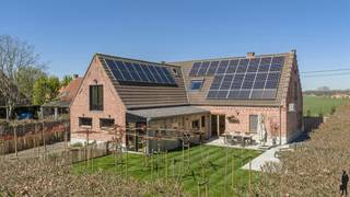 <p><strong>Charmante en instapklare woning i</strong>n landelijke stijl met bijwoning nabij centrum Wuustwezel – ideaal voor <strong>kangoeroewonen of praktijk aan huis.<br />EPC A Energiezuinig, perfecte staat van onderhoud</strong>, kwalitatieve afwerking en zonnepanelen<br /><br /><strong>Gelijkvloers:</strong><br /><strong>Hoofdwoning</strong> – gelijkvloers<br />- inkomhal ingemaakte kasten en met gastentoilet<br />- ruime gezellige leefruimte opgedeeld in eetkamer met airco op parket met zicht op de tuin<br />-<strong> volledig uitgeruste en sfeervolle open keuken</strong> (Boretti oven, Novy dampkap, Amerikaanse koelkast, vaatwasser Bosch) met <strong>houtkachel</strong>. <br />- badkamer met bad, inloopdouche, dubbele lavabo, extra verwarming en toilet<br />- 2 slaapkamers waarvan 1 met airco (waarvan één ingericht als dressing) met internet en tv aansluiting<br />- wasruimte met aansluiting voor wasmachine en waterontharder<br />- <strong>bureau met tuinzicht en deur naar buiten</strong><br /><br /><strong>Verdieping:</strong> <br />- nachthal met ingebouwde kasten<br />- apart toilet<br />- 2 slaapkamers met internet en tv aansluiting (waarvan één momenteel ingericht als schoonheidssalon met Velux raam en eletrisch rolluik)<br />- dressing met aansluitende badkamer<br />- extra berging /technische berging met gasketel van 1 jaar oud<br />- zolder met vlizotrap<br /><br /><strong>Bijwoning</strong> <strong>– met aparte inkom</strong>:<br />- inkomhal met toilet en ingemaakte kasten<br />- keuken (fornuis van SMEG, combi-oven, Amerikaanse koelkast, vaatwasser op hoogte)<br />- living met veel lichtinval en airco en tuinzicht<br />- boven een slaapkamer met airco, dressing en badkamer (douche, dubbele lavabo, toilet).<br /><br /><strong>Tuin op het Zuiden met terras </strong>, tuinhuis, omheind en elektrische deur en poorten<br /><br /><strong>Troeven:</strong><br />– gelegen nabij het centrum van Wuustwezel<br />–<strong> hoogwaardige afwerking</strong><br />– private, afgesloten tuin met elektrische poorten<br />– meerdere parkeerplaatsen en ruime optrit langs het huis<br />– <strong>26 zonnepanelen – EPC A</strong><br />– volledige privacy tussen hoofd- en bijwoning<br />- veel parkingplaatsen</p>