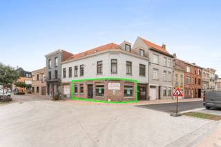 Dit instapklare handelspand bevindt zich op een uiterst gunstige ligging, pal tegenover een middelbare school. Momenteel is het ingericht als een succesvolle broodjeszaak/snackbar, maar het biedt tal van mogelijkheden voor diverse commerciële activiteiten zoals een schoonheidssalon, kantoor, krantenwinkel, tattoo shop en meer.<br /><br />Het pand is volledig ingericht en dus onmiddellijk beschikbaar na aankoop. De handelsruimte (49 m²) geniet van veel lichtinval en wordt aangevuld met een praktische indeling: toilet, ingerichte keuken (12 m²), ruime berging (10 m²) en een kelder (14 m²). Een groot pluspunt is de mogelijkheid tot overname van de inboedel (meubilair, toonbank, koelkasten, diepvriezers, enz.). Bovendien is het pand voorzien van centrale verwarming op aardgas en dubbele beglazing.<br /><br />