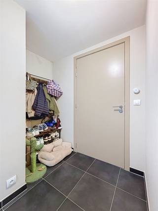 <h1><span>Modern appartement in centrum Ieper </span></h1><h1><span> </span></h1><h1><span>Het appartement bevindt zich op de 3e verdieping en is ingedeeld als volgt: </span></h1><h1><span>inkom/nachthal, apart toilet, 2 slaapkamers, badkamer met inloopdouche, lavabomeubel en aansluiting voor wasmachine.</span></h1><h1><span>Lichtrijke leefruimte met open, ingerichte keuken, aparte berging en zonnig terras. </span></h1><h1><span> </span></h1><h1><span>Achteraan het gebouw is een private garagebox, een gemeenschappelijke fietsenberging en een aparte vuilnisberging.</span></h1><h1><span> </span></h1><h1><span>Syndickosten reeds inbegrepen in de huurpijs! </span></h1><h1><span> </span></h1><h1><span>Wenst u een bezoek in te plannen? Maak dan hier uw huurdersprofiel aan voor dit pand: </span></h1><h1><span><span>https://clee.be/nl/app/kandidaat-stellen/0476526158/0c389031-dc9a-f111-9b33-6045bd9f46dd</span></span></h1><h1><span> </span></h1>