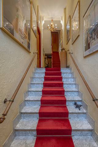 <p>Authentieke herenwoning met 4 à 5 slaapkamers en tuin in Sint-Agatha-Berchem, een ideale gezinswoning in Brussel waar ruimte, licht en karakter samenkomen. Deze charmante woning uit 1920 werd gerenoveerd en biedt een harmonieuze mix van authentieke elementen en hedendaags wooncomfort, aangevuld met energiezuinige voorzieningen zoals 9 fotovoltaïsche panelen en een degelijke gascondensatieketel, wat resulteert in een gunstig EPC.</p><p>Bij het betreden van de woning kom je in de inkomhal die toegang geeft tot zowel de leefruimtes als het volledig ingerichte souterrain op tuinniveau. De leefruimte geniet van veel natuurlijk licht en sluit naadloos aan op de eetplaats en de volledig uitgeruste keuken. Vanuit de keuken heb je directe toegang tot het terras en de aangename stadstuin.</p><p>Het souterrain is ingericht als bureauruimte en vormt een grote meerwaarde voor zelfstandigen of wie een vrij beroep uitoefent. Deze verdieping omvat daarnaast een technische ruimte, een toilet en voldoende opslagruimte en biedt directe toegang tot de tuin.</p><p>Op de eerste verdieping bevinden zich twee ruime slaapkamers, een dressing en een comfortabele badkamer uitgerust met een douche in ligbad en een dubbele wastafel, evenals een apart toilet.</p><p>De tweede verdieping omvat nog twee ruime slaapkamers, een dressing en een douchekamer. Eén van de slaapkamers beschikt over een mezzanine, bereikbaar via een vaste trap, ideaal als extra slaapruimte, bureau of hobbyruimte.</p><p>De buitenruimte vormt een echte troef met een stadstuin, terras en vijver, een oase van rust in een stedelijke omgeving.</p><p>De woning is gelegen in een mooi en rustig straatje in Sint-Agatha-Berchem, een aangename en goed bereikbare gemeente in Brussel. Je woont hier op wandelafstand van openbaar vervoer zoals tram en bus, evenals diverse handelszaken, scholen en voorzieningen, met een vlotte verbinding naar het centrum.</p><p><em>Het eigendom wordt deels overgedragen via aandelen en deels via een klassieke verkoop. Meer informatie op aanvraag.</em></p><p>Ben je op zoek naar een ruime en karaktervolle herenwoning met tuin en bureauruimte in Sint-Agatha-Berchem? Neem dan contact op via de website van Living-Stone en plan je bezoek.</p>