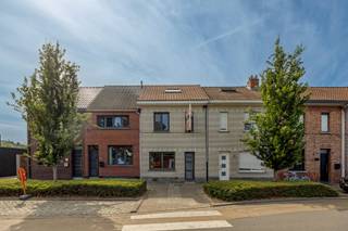 <p>Deze woning in de Edward Claessenslaan 44 beschikt over drie slaapkamer en een aangename zuidgerichte tuin.</p>
<p><strong>Er werden al heel wat renovaties uitgevoerd.</strong> De water- en gasleidingen zijn vernieuwd, de woning beschikt over een recente keuken en badkamer en ook het dak werd vernieuwd en geïsoleerd.</p>
<p>Op het <strong>gelijkvloers</strong> bevindt zich de inkomhal, woonkamer, eetkamer, keuken, badkamer en ruime bergruimte. De <strong>eerste verdieping</strong> telt een nachthal en twee ruime slaapkamers. Op de <strong>tweede verdieping </strong>bevindt zich de derde slaapkamer.</p>
<p>Enkele <strong>troeven</strong> op een rij:<br />- Asbestveilig<br />- geen renvatieplicht (EPC C)<br />- Dak vernieuwd en geïsoleerd<br />- Gas- en waterleidingen vernieuwd<br />- Aangename omgeving</p>
<p>Een degelijke woning met drie slaapkamers, een zuidgerichte tuin en heel wat belangrijke renovaties achter de rug - <strong>must visit.</strong></p>
<p>Plan jouw bezoek in via 0492 83 88 19 of jarno@groepvanhaute.be.</p>