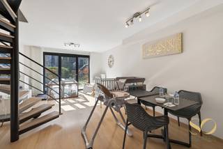 <p><span>Op een steenworp van Tour&amp;Taxis en het Pompidou centrum, stellen wij u deze instapklare duplex op het gelijkvloers voor, in een modern gebouw van 2011, rustig gelegen in een trendy buurt. Het biedt: een <strong><span>cosy woonkamer met open keuken</span></strong>, die rechtstreeks uitgeeft op een <strong><span>privatief terras</span></strong>. Van daaruit heeft u toegang tot een <strong><span>aangename gemeenschappelijke tuin</span></strong>, ideaal om te ontspannen. Dankzij de <strong><span>zuid-oost oriëntatie</span></strong> geniet de leefruimte van <strong><span>veel natuurlijk licht</span></strong> doorheen de dag. Op de <strong><span>verdieping</span></strong> bevinden zich twee slaapkamers en de badkamer. Parkeerplaats beschikbaar in het gebouw: €25.000. Extra troeven: <strong><span>ruime kelder van 6m²</span></strong>. Elektriciteit conform. Vrij bij akte. Een ideale opportuniteit voor wie wil wonen of investeren op wandelafstand van het bruisende centrum! Zeker te bezoeken.</span></p>