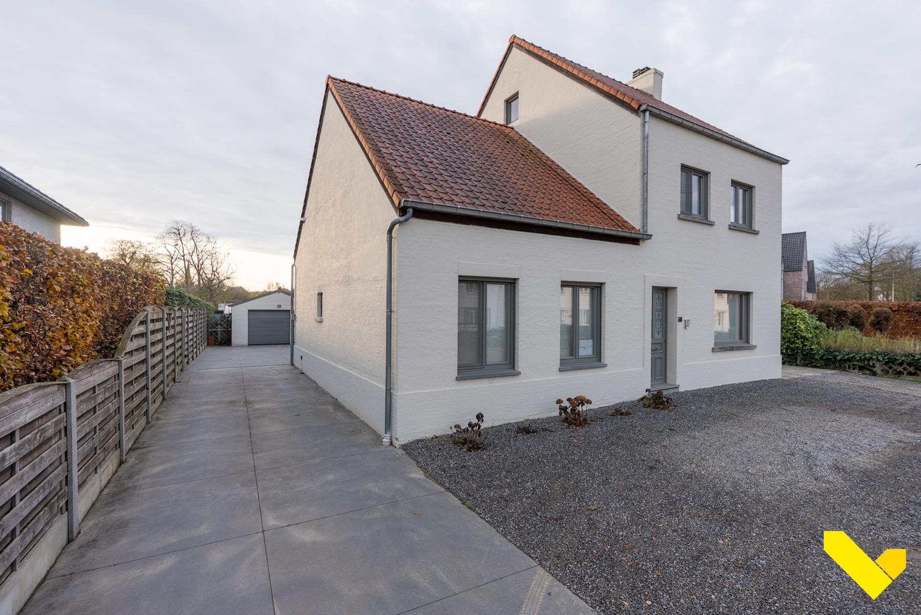 Volledig gerenoveerde gezinswoning met praktijkruimte - foto 1