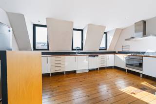 Saint-Gilles – Ideaal gelegen op de bovenste verdieping van een klein, rustig en goed onderhouden gebouw, in de directe nabijheid van Place Stéphanie en Avenue Louise, en dicht bij alle voorzieningen (openbaar vervoer, winkels, scholen, restaurants, enz.). We Invest biedt dit schitterende appartement aan. Het omvat een inkomhal, een ruime en lichte woonkamer, een volledig uitgeruste open keuken, een apart toilet met handenwasser en een wasruimte. Op de zolderverdieping bevindt zich een ruimte die momenteel is ingericht als slaapkamer, inclusief een eigen badkamer. Het appartement beschikt over veel bergruimte en ingebouwde kasten, dubbele beglazing en een kelder. Er is een individuele gasketel aanwezig en de elektrische installatie is conform. EPC-score: G. Lage gemeenschappelijke lasten. Beschikbaar bij het verlijden van de akte. Plan snel uw bezoek! 02 217 22 91