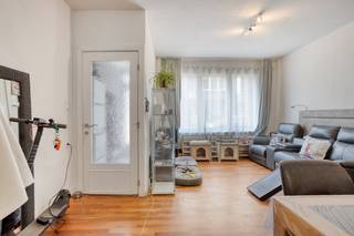 Vous recherchez une maison prête à emménager avec jardin au cœur de Kapellen ? Cette maison mitoyenne partiellement rénovée offre une quantité surprenante d'espace, de confort et de paix. Il se trouve à quelques pas des commerces, des transports en commun et des écoles.Vous entrez dans l'espace de vie lumineux par le hall d'entrée. À côté, vous trouverez la cuisine ouverte, finie en chêne clair avec un plan de travail en granit. Une lucarne et de grandes fenêtres apportent plus de lumière naturelle. Par la véranda, vous pouvez accéder au jardin facile à entretenir avec du gazon artificiel et offrant beaucoup d'intimité.Au rez-de-chaussée, vous trouverez également des toilettes pour invités et l'accès à un sous-sol spacieux et à une cave sanitaire. Très pratique comme espace de rangement supplémentaire.Au premier étage, vous trouverez une chambre spacieuse (20 m²) avec de hauts plafonds et une salle de bain rénovée avec douche, toilettes, lavabo et raccordement pour lave-linge et sèche-linge.Le deuxième étage propose deux autres chambres confortables (19 m² et 12 m²), l'une avec lavabo et l'autre avec une mezzanine supplémentaire (11 m²) sous le toit. La maison a été partiellement rénovée en 2017 : toit isolé, canalisations renouvelées, chaudière à gaz à condensation, cuisine et salle de bain rénovées, fenêtres en PVC avec double vitrage à l'avant, volets électriques et protection antichute.Détails :- Emplacement central- EPC favorable : 183 kWh/ (m² par an) - Label B- Volets avant électriques- Chambres spacieusesIntéressé par une visite sur place ? N'hésitez pas à nous contacter au 03 666 66 66 ou à laura.van.roy@dewaele.com
