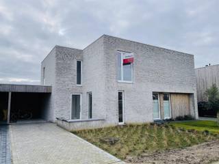 Moderne woning met 3 slaapkamers.
De ingang van deze woning bevindt zich aan de zijkant van de woning. Op het gelijkvloers vinden we de inkomhal met gastentoilet, een living en aparte leef keuken met eethoek met directe toegang naar het terras/tuin. Naast de keuken is er een berging.
Op de eerste verdieping zijn er 3 slaapkamers, een badkamer en een apart toilet aanwezig.
De woning is voorzien van carport met aansluitend een fiets/tuinberging, achteraan de tuin is er nog een extra tuinberging voorzien.
De woning heeft een unieke look en is voorzien van 12 zonnepanelen met een opbrengst van +/- €100 per maand.
Dit alles gelegen in een doodlopende straat vlak bij de markt.
Zeer energiezuinige woning met een EPC van 23kWh.
