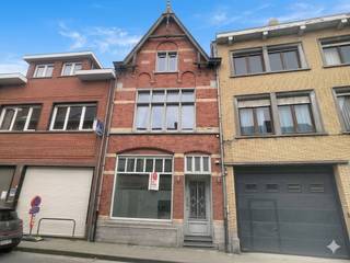 Dit duplex-appartement vinden we terug aan het begin van de Duinkerkestraat, in hartje Poperinge. Op wandelafstand heb je alle nodige...
