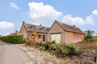 Prachtig gelegen hoeve met 4 slk op een perceel van ca. 4157m² te Lier. <br /><br />Algemeen:<br />- Karaktervolle, te renoveren hoeve<br />- Prachtig perceel (Zuid georiënteerd)<br />- Zeer rustige ligging en vrije zichten achteraan<br />- Asbestveilig<br />- EPC E (renovatieverplichting)<br />- Bijgebouw/garage<br /><br />Indeling:<br />Gelijkvloers:<br />- Inkomhal met apart toilet<br />- Grote leefruimte met houthaard en eetkamer<br />- Keuken met eetplaats en toegang tot tuin <br />- Badkamer met inloopdouche en toilet<br />- Slaapkamer<br />- Wasplaats<br />- Veranda <br />- Grote bureau<br />- Bijgebouw naast de woning (momenteel garage en opslagplaats)<br /><br />1e verdieping:<br />- Atelier/bureau<br />- 3 slaapkamers<br />- Apart toilet<br /><br />Prachtige Zuidtuin met bijgebouw.<br /><br />Stedenbouwkundige informatie in aanvraag.