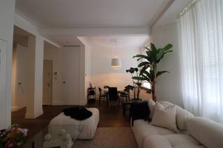 <p>Dit volledig gerenoveerde appartement is ideaal gelegen in het centrum van Antwerpen, op wandelafstand van het Centraal Station en de Meir, en met een vlotte verbinding naar de uitvalswegen van de stad.</p><p>Het appartement bevindt zich op de eerste verdieping en is bereikbaar met de lift. Dankzij de loftstijl geniet het van een open en ruimtelijk karakter. Aan de voorzijde is er een lichtrijke leefruimte met een volledig geïnstalleerde open keuken. Achteraan bevinden zich twee slaapkamers, elk met een eigen badkamer, en een ruime berging met aansluiting voor wasmachine en droogkast.</p><p>- Gemeenschappelijke kosten: € 188 per maand (inclusief onderhoud en elektriciteit van de gemene delen, lift, syndicus en privatief waterverbruik)<br />- Beschikbaar vanaf 1 november 2026</p><p>Interesse? Gelieve uw gegevens in te vullen onderaan de advertentie op onze website www.sinjoor.be. De dossierverantwoordelijke neemt dan zo snel mogelijk contact met u op.</p>