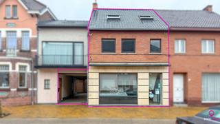 <p>In het hart van Wellen, in de Bloemenstraat 13, presenteren wij met trots dit veelzijdige handelspand met bovenliggend appartement. Dit eigendom biedt een prachtige opportuniteit voor wie wonen en werken wil combineren, of voor investeerders die op zoek zijn naar een rendabele opbrengstproperty.<br /><br />Een handelsgelijkvloers met eindeloze mogelijkheden! Het handelsgedeelte werd jarenlang uitgebaat als bakkerij en is volledig ingericht, klaar voor gebruik of omzetting naar een ander succesverhaal.<br /><br />Het beschikt over een aparte inkom en omvat onder meer:</p>
- Een ruime en functionele bakkerswerkplaats/atelier<br />- Een aparte keuken<br />- Een afzonderlijke bureau-/opslagruimte<br />- Twee toiletten<br />- Praktische indeling voor commerciële activiteiten<br /><br />
<p>Dankzij de deels uitgevoerde renovaties is het pand instapklaar, maar biedt het tegelijk nog mogelijkheden voor persoonlijke afwerking of uitbreiding.<br /><br /></p>
<p>Royaal appartement met aparte ingang</p>
<p>Boven het handelspand bevindt zich een ruim appartement van 115 m², bereikbaar via een volledig afzonderlijke inkom—perfect voor dubbel gebruik of verhuur.<br /><br /></p>
<p>Het appartement omvat:<br />- Een lichtrijke living met open gevoel<br />- Een open, geïnstalleerde keuken<br />- Een geïnstalleerde badkamer<br />- Een apart toilet<br />- Twee slaapkamers<br /><br /></p>
<p>Deze verdieping geniet van PVC-ramen met dubbel glas en een klassiek zadeldak, wat zorgt voor een energiezuinige en duurzame woonomgeving.<br /><br /></p>
<p>Exterieur en extra troeven:</p>
<p>- Het pand staat op een perceel van 537 m², inclusief:<br />- Een afgesloten tuin, ideaal voor privacy of klantenruimte<br />- Een garage met plaats voor 2 wagens<br />- Centrale verwarming op stookolie<br />- Gelegen in het centrum van Wellen, met uitstekende zichtbaarheid en bereikbaarheid<br /><br /><br />Waarom dit pand een unieke kans is:<br />- Handelspand én appartement met twee aparte ingangen<br />- Volledig ingerichte bakkerij<br />- Grote, functionele atelier/werkplaats<br />- Ruim appartement ideaal voor verhuur of eigen bewoning<br />- Toplocatie in het centrum</p>
<p></p>
<p><span>Een bezichtiging ter plaatse of meer info, bel ons op 078/78.78.70, of kom gewoon binnen op ons kantoor, steeds welkom!</span></p>