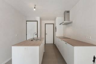 Stijlvol <strong>gelijkvloers nieuwbouwappartement</strong> te huur in Residentie Bloemenhof in<strong> centrum Hoogstraten!</strong><br /><br />In het hart van Hoogstraten bevindt zich dit prachtige nieuwbouwappartement in de stijlvolle <strong>Residentie Bloemenhof</strong>. Hier woont u in alle rust, met winkels, horeca en voorzieningen letterlijk om de hoek.<br /><br /><strong>Indeling:</strong><br />Dit gelijkvloers appartement biedt een doordachte indeling met <strong>veel natuurlijke lichtinval</strong> en een hoog wooncomfort:<br /><br />-Inkomhal met apart gastentoilet<br />-Ruime, lichtrijke leefruimte met open keuken – ideaal voor gezellige momenten<br />-Drie slaapkamers met een moderne uitstraling<br />-Badkamer met kwaliteitsvolle afwerking<br />-Praktische berging/wasplaats<br /><br />Buitenruimte<br /><br />Vanuit de leefruimte heeft u toegang tot een aantrekkelijke tuin met terras, waar u in kunt genieten van het buitenleven.<br /><br />Extra’s<br />-Ondergrondse staanplaats inbegrepen<br />-Privatieve kelderberging<br />-Energiezuinig<br />-Privatieve ingang<br /><br />Gemeenschappelijke kosten: € 80/maand<br /><br />Dit stijlvolle appartement combineert <strong>modern comfort</strong>, een praktische indeling en een<strong> topligging</strong> in het centrum van Hoogstraten.