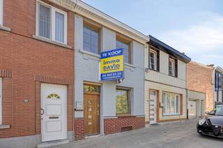 immo DAVID stelt voor: volledig gerenoveerde 2-gevelwoning<br /><br />Ontdek deze lichtrijke 2-gevelwoning, volledig gerenoveerd in 2026 en perfect instapklaar.<br /><br />Via de inkomhal betreedt u de gezellige leefruimte van 36 m². Aansluitend bevindt zich de volledig uitgeruste open keuken, die toegang biedt tot de zuidgerichte buitenruimte. Verder beschikt de woning op het gelijkvloers over een moderne badkamer met inloopdouche, lavabo en toilet.<br /><br />Op de eerste verdieping bevindt zich een overloop van 12 m², die dankzij haar oppervlakte en indeling perfect kan worden ingericht als derde slaapkamer, bureauruimte of hobbyruimte. Daarnaast is er een slaapkamer van 12 m² en een ruime zolderkamer van 24 m². Vanop deze verdieping geniet u bovendien van toegang tot een aangenaam zuidgericht terras van 20 m².<br /><br />Ook technisch werd de woning grondig aangepakt. Zo werd het dak volledig vernieuwd en geïsoleerd en werd de woning uitgerust met driedubbele beglazing, wat resulteert in een gunstige EPC-score B. Daarnaast werd de elektriciteit volledig vernieuwd en conform gesteld.<br /><br />De woning geniet van een vlotte bereikbaarheid dankzij diverse in- en uitvalswegen, het station van Sint-Agatha-Berchem en busverbindingen R14 en R36. Ook de fietssnelweg, het Laarbeekbos en het UZ Brussel bevinden zich in de onmiddellijke omgeving.<br /><br />Een ideale woning voor wie op zoek is naar een volledig gerenoveerde en instapklare woning, zonder grote kosten of renovatiewerken in de komende jaren.
