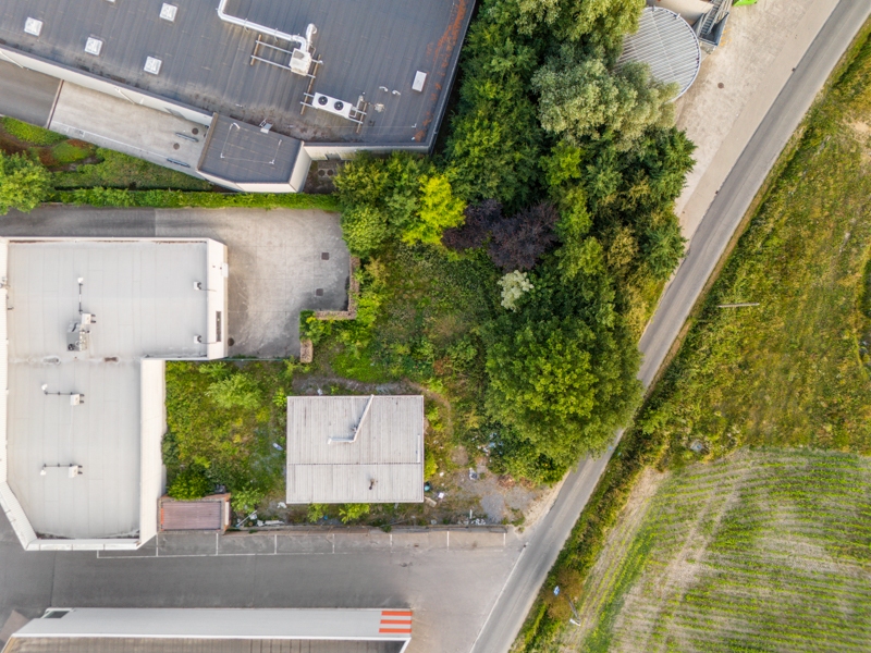 Roeselare-Brugsesteenweg. BOUWGROND + VERGUNDE PLANNEN voor  het bouwen van LOODS 486m2 &amp; LOFT.  Unieke ontwikkelingszone op uitstekende ligging.  Perceel / tuin inclusief +/- 1080 m2. - foto 3