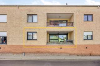 <h2><strong>Dicht bij Leuven, en het leven: gelijkvloersappartement te Heverlee met terras en 2 kamers</strong></h2><p>Welkom in de Pleinstraat. Een serene straat, en toch amper vijf minuten wandelen van hartje Leuven. Achter deze zandkleurige gevel schuilt een volledig instapklaar appartement. Voor jouw comfort, gelegen op het gelijkvloers. En toch, bezit je ook een lift die je eenvoudig naar je kelderverdieping brengt. Hier vind je een handige staanplaats voor je te parkeren fiets waarmee je het Leuvense treinstation, Sportoase, supermarkten en parken na slechts enkele trappen bereikt. Wedden, dat je ‘s weekends al snel op een levendig pleintje neerstrijkt?</p><p>Maar ook binnen viert het leven feest. Zo zijn de goed uitgeruste keuken en lichtrijke leefruimte met elkaar verbonden. Dit open gevoel wordt versterkt door het schuifraam over zowat de hele breedte van de kamer, uitkijkend op het terras. Jouw ideale spot voor een koffie wanneer de zon opkomt, of voor een tête-à-tête bij ‘t avondstond. Twee slaapkamers bieden plaats voor je dromen, gasten of een eigen bureau – wat jij wil. En ook de badkamer is voorzien van een dubbele lavabo en bad. Want kunnen ontspannen na een lange dag, da’s wat niet ontbreken mag. Tot slot bezit je een praktische bergruimte voor je wasmachine en droogkast. </p><p>Wat van deze opportuniteit een slimme investering maakt, zijn extra troeven als de conforme elektriciteit, een enorm gunstig EPC B, reeds geïnstalleerde rolluiken en dubbele beglazing. Kortom, ontdek je zelf graag wat de Pleinstraat jou biedt? Wees dan snel en geniet van dit appartement: geheel instapklaar, en klaar voor jouw verhaal. </p><figure><div></div></figure>