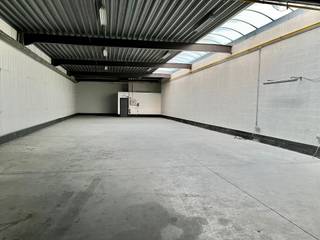 - magazijnruimte 290m²- moderne kantoorruimte- nabij oprit/afrit E313- voldoende parking- automatische sectionale poort (4 m hoog)- kantoorruimte met...