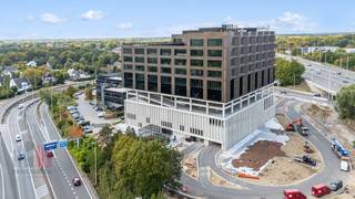 Phenomenally located newly built offices with a surface area of 1,305 m² and excellent visibility along the busy Kortrijksesteenweg. Thanks to...