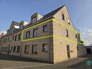 <span><strong>Prachtig 2-slaapkamer appartement met garage en terras gelegen in het centrum van Arendonk nabij winkels, scholen en horeca.<br />BEZOEKERSSTOP VOOR HET EERSTE BEZOEKMOMENT.<br /></strong></span>
<p>Bij het betreden van dit verzorgd appartement komt u binnen in een nette inkomhal die toegang biedt tot de verschillende leefruimtes en meteen een gevoel van orde en ruimte creëert.</p>
<p>De lichtrijke woonkamer vormt het hart van het appartement. Dankzij de open indeling geniet u hier van een aangename leefruimte met voldoende plaats voor zowel een gezellige zithoek als een volwaardige eetplaats. De grote raampartijen zorgen voor een optimale lichtinval en een aangename sfeer doorheen de dag.</p>
<p>Aansluitend bevindt zich de open, volledig ingerichte keuken, uitgerust met alle nodige toestellen. Deze praktische keuken biedt voldoende werk- en opbergruimte en sluit naadloos aan bij de leefruimte, ideaal voor wie houdt van open en hedendaags wonen.</p>
<p>Verder beschikt het appartement over een afzonderlijke wasplaats/berging, wat zorgt voor extra comfort en praktische opslagmogelijkheden.</p>
<p>Via de nachthal bereiken we:</p>
<ul>
<li>
<p>Twee volwaardige slaapkamers, geschikt als master bedroom, kinderkamer of bureau.</p>
</li>
<li>
<p>Een apart gastentoilet.</p>
</li>
<li>
<p>Een verzorgde badkamer met lavabo en ruime inloopdouche.</p>
</li>
</ul>
<p>Als bijkomende troef is er een aangenaam terras, waar u in alle rust kan genieten van een ontbijt in de ochtendzon of een ontspannen avondmoment.</p>
<p>Tot slot beschikt dit appartement over een privatieve garage met automatische poort, wat niet alleen extra comfort maar ook veiligheid garandeert.</p>
<span><strong>Beschikbaarheid</strong></span>: 01/06/2026.<br /><br /><span><strong>Huurprijs</strong></span>: €990,00 per maand inclusief servicekosten.<br /><br /><span><strong>EPC</strong></span>: 116 kWh/m².