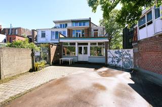 Bekijk dit pand uitgebreid op www.koosi.beDeze te renoveren woning met achterliggende magazijnen is gelegen op de Liersesteenweg in Mortsel.De locatie is uitermate geschikt voor kleine KMO’s en is zeer vlot bereikbaar.Te renoveren woningDe woning is vooraan gelegen en is voorzien van een ruime living, keuken en veranda.Op de verdiepingen kan men na grondige renovatie perfect 4 slaapkamers en 2 badkamers voorzien.Kort bij de woning vinden we een (ook te renoveren) garage die voorzien is van een zolder.Magazijn van 200m²Als we langs de woning naar achter wandelen vinden we rechts een magazijn van 200m². Dit magazijn is voorzien van een grote poort en is momenteel opgedeeld in 3 ruimtes.Dit magazijn heeft een apart kadasternummer en zou eventueel apart verkocht kunnen worden.Wat verder naar achter in de tuin is een zwembad gelegen die eventueel kan omgevormd worden tot zwemvijver.2 magazijnen/ateliers van 300m² en 160m²Nog verder naar achter op het perceel vinden we 2 magazijnen/ateliers die met elkaar verbonden zijn.De rechtse atelier heeft een grondoppervlakte van 80m² en bestaat uit een gelijkvloers en een verdieping. Het gelijkvloers is momenteel ingericht als zagerij, de verdieping dient als stockageruimte.De linkse atelier heeft een oppervlakte van 300m², is recent gebouwd en voorzien van een mooie vloer in gepolierde beton.Achter deze 2 ateliers ligt nog een stuk grond van 600m², deze grond is momenteel voorzien van enkele serres en dient op dit moment als moestuin.Het volledige perceel is momenteel ingekleurd als woongebied, de mogelijkheid om het uitvoeren van activiteiten in de magazijnen moet nagevraagd worden bij de dienst omgeving van de stad Mortsel.