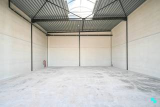 Project Saturnus, bestaande uit 23 KMO-units (oppervlaktes van 165 m² tot 270 m²) met een uitzonderlijke combinatie van moderne architectuur en hoogwaardige materialen. Gelegen langs de Heirweg te Wielsbeke, een toplocatie die gekenmerkt wordt door een uitstekende bereikbaarheid dankzij diverse belangrijke invalswegen. Elke unit is ontworpen met oog voor detail en duurzaamheid. De gevels zijn opgebouwd uit lichtgrijze betonnen en metalen sandwichpanelen, afgewerkt met aluminium schrijnwerk en isolerend glas. De automatische sectionaalpoorten (4m x 4,5m) en aparte toegangsdeuren bieden gebruiksgemak. De constructie, opgebouwd uit een staalconstructie (brandklasse C) met een vrije hoogte van minstens 6 meter. De daken zijn voorzien van lichtstraten met RWA-systemen voor natuurlijke verlichting. De gepolierde betonnen vloeren zijn glad, egaal en duurzaam, ideaal voor diverse industriële en commerciële toepassingen. Elke unit beschikt over twee parkeerplaatsen in grasdallen, met een wachtbuis voor de eventuele installatie van een laadpaal. Het omliggende groen is aangelegd met streekgebonden beplanting en voorzien van twee wadi's voor effectief regenwaterbeheer. Of u nu een opslagruimte, productieplaats, kantoor of showroom nodig heeft, Project Saturnus biedt de perfecte locatie die aan al uw eisen voldoen. Grijp nu de kans om uw bedrijf te vestigen in Project Saturnus. Voor meer informatie neem contact op met Louis (BIV 517.545) via 056 98 03 03 www.bordes.be