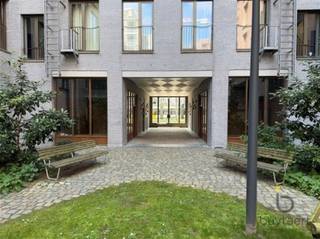 <p><span>  </span><span> "</span><span>New York Residence" op het Eilandje</span></p><p><span> </span></p><p><span>Dit nieuwbouw appartement "New York Residence" met 2 slaapkamers met de skyline boven Antwerpen is magnifique. Vanuit alle kamers heeft u een prachtig zicht op het MAS, de Londenbrug en het rustgevende water. Dit appartement ligt zeer centraal gelegen pal op het </span></p><p><span>Eilandje waarbij men zich dichtbij horecazaken bevindt alsook bij openbaar vervoer en andere winkels en uitvalswegen.</span></p><p><span>Deze hippe buurt is zeer gegeerd. De allernieuwste energetische technieken werden toegepast, wat resultaat in een zeer laag EPC!<br /><br /></span><span>Indeling:</span><span><br />U bereikt het appartement op de derde verdieping via de lift. </span></p><p><span>Ruime inkomhal met toegang naar de zeer lichte leefruimte met open keuken voorzien van alle luxe (afwasmachine/oven/inbouwkoelkast met vriesvak en inductievuur). </span></p><p><span>De leefruimte (ca.31 m2) heeft toegang tot het overdekte West-gerichte loggia (ca. 6,5 m2) dat veel privacy biedt. Ruime technische berging met aansluiting voor wasmachine/droogkast. Apart gastentoilet met handenwasser. </span></p><p><span>Slaapkamer 1 (ca. 14 m2) met toegang tot het terras en het prachtige uitzicht. Slaapkamer 2 of bureau (ca. 6 m2) met eveneens toegang tot het terras. Geïnstalleerde ruime badkamer met inloopdouche, wastafelmeubel, toilet.</span></p><p><span><br /></span><span>Extra's:</span><span><br />*Mooie aangelegde binnentuin met bankjes voorzien.</span></p><p><span>*Bovenste verdieping biedt een prachtig zonneterras met aangelegd tuintje.<br />*BEN-project, zeer laag EPC waarde.<br />*Vloerverwarming- en afkoeling via warmtepomp/ zonnepanelen/ ventilatie systeem type-D/ *regenwaterrecuperatie.<br />*Ruime autostaanplaats bij te huren aan 100 euro p/mnd.<br />*Fietsenberging.</span></p><p><span> </span></p><p><span> </span></p><p><span>Provisiekosten: 100 euro p/mnd.</span></p><p><span>Contacteer ons voor meer info en een vrijblijvend bezoekje!</span></p><p><span>Vrij vanaf 1/05/2026</span></p><p><span>    </span></p><p><span> </span></p><p><span> </span></p><p><span> </span></p><p><span> </span></p><p><span> </span></p><p><span> </span></p>
