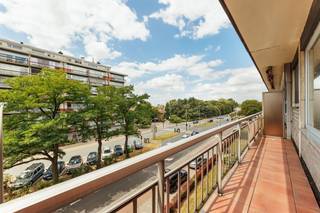 <p><span> </span></p><p><span>Droom je van zorgeloos wonen in een appartement dat net gerenoveerd is? In deze levendige buurt vind je dit instapklare appartement – stijlvol, praktisch en meteen bewoonbaar. De autostaanplaats (verplicht mee aan te kopen voor €30.000) is geen overbodige luxe op deze locatie.<br /><br /></span></p><p><span>De verzorgde gevel geeft het al meteen weg: dit is een goed onderhouden gebouw, en dat zie je ook al in de nette gemeenschappelijke inkomhal. Je stapt het appartement binnen in de hal op een vernieuwde blokjesparket met parlefoon en ingemaakte kast – handig voor jassen en schoenen.</span></p><p><span> </span></p><p><span>Ruime woonkamer stijlvolle keuken</span></p><p><span>Via de inkomhal kom je in de woonkamer, waar de charmante blokjesparket meteen een gevoel van warmte en gezelligheid oproept. De ruimte is ruim genoeg voor een comfortabele zithoek én een grote eettafel — het perfecte decor voor gezellige avonden met vrienden. Rechts van de woonkamer bevindt zich de stijlvolle, volledig uitgeruste keuken. De combinatie van grijze XL-vloertegels, marmerlook wandtegels, een houten werkblad en strakke witte kastfronten zorgt voor een tijdloze en kwalitatieve uitstraling.</span></p><p><span>De keuken is voorzien van alle moderne comfort, waaronder een vaatwasser, dampkap, oven, microgolfoven, inductiekookplaat, koelkast en diepvriezer met drie vrieslades.</span></p><p><span>Aansluitend vindt u een praktische berging of bijkeuken, ideaal voor het opbergen van voorraad, huishoudtoestellen en andere benodigdheden.</span></p><p><span> </span></p><p><span>Twee slaapkamers, dressing of slaapkamer en badkamer</span></p><p><span>Via de nachthal bereik je rechts de dressing momenteel ingericht als slaapkamer. Achteraan liggen de twee slaapkamers, beide met vernieuwde ramen, en een overvloed aan natuurlijk licht. De kamers zijn ruim en volwaardig.</span></p><p><span>De kleinere kamer geeft rechtstreeks uit op het achterterras, waar je de hele namiddag zon hebt en ’s avonds kan genieten van een prachtige zonsondergang — een heerlijk plekje om even tot rust te komen. Links in de nachthal vind je de badkamer en een apart toilet. De badkamer is praktisch ingericht met een ruime douchecabine, een XL-wastafel met onderkast en spiegelkasten erboven, een handdoekradiator en ventilatie. Alles is netjes onderhouden en klaar voor gebruik.</span></p><p><span> </span></p><p><span>Supercentrale ligging in Merksem</span></p><p><span>Je woon hier supercentraal met alles dichtbij. Wat verderop heb je het groene Distelhoekparkje met z’n riante speeltuin, maar ook in het Runcvoortpark met z’n prachtige vijver het sportcentrum De Rode Loop ben je zo. De op- en afritten van de E19 en de A12 zijn niet veraf, dus je bent zo de stad in en weer uit, maar evengoed rij je van hieruit snel richting de haven van Antwerpen, of Nederland.</span></p><p><span> </span></p><p><span> </span></p>