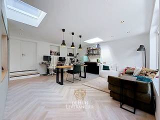 Bent u op zoek naar een volledig gerenoveerde woning, waar u zonder zorgen kunt intrekken? Dan is deze ruime bel-etagewoning aan de Kleidaallaan 17 in Hemiksem zeker uw bezoek waard.<br /><br />De woning werd met oog voor comfort en functionaliteit vernieuwd en beschikt over drie volwaardige slaapkamers, twee moderne badkamers en een praktische garage. Een absolute meerwaarde is de aangebouwde polyvalente ruimte, die vandaag is ingericht als bureau/mancave en zich perfect leent voor thuiswerk, een hobbyruimte of een vrij beroep.<br /><br />Ook buiten is het aangenaam vertoeven dankzij de gezellige, onderhoudsvriendelijke tuin, waar u in alle rust kunt genieten.<br /><br />Naast het wooncomfort scoort deze woning ook uitstekend op technisch vlak. Met een gunstig EPC-label B, een conforme elektrische installatie en een asbestveilig attest bent u verzekerd van een energiezuinige en zorgeloze aankoop.<br /><br />Kortom, een instapklare gezinswoning met veel ruimte, een kwalitatieve afwerking en tal van extra troeven op een aangename locatie in Hemiksem.<br /><br />EPC : 142 kWh/m<sup>2</sup> (Label B)<br />Stedenbouwkundige inlichtingen in aanvraag<br />Waterinfo : P-Score = A, G-Score = A<br /><br />Dit is niet wat je zoekt ? Al gehoord van AANKOOPBEGELEIDING ? Wij zoeken, bezoeken en onderhandelen mee met jou voor eigendommen die worden aangeboden door particulieren, andere makelaars of eigendommen die zelfs (nog) niet te koop staan?<br />Vraag meer informatie over aankoopbegeleiding via welkom@dehuisleverancier.be of 0489/069.000<br /><br />de Huisleverancier : Persoonlijk, voor iedereen Service, Kwaliteit en Vertrouwen !<br />