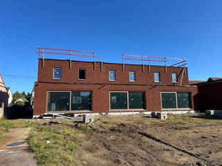 Ontdek dit stijlvolle nieuwbouwproject in de Kortewagenstraat te Houthulst, bestaande uit drie moderne gezinswoningen die comfort, energiezuinigheid en een doordachte indeling perfect combineren. Dankzij de rustige ligging en de kwalitatieve afwerking vormen deze woningen de ideale thuisbasis voor gezinnen, koppels of iedereen die op zoek is naar hedendaags wooncomfort.<br /><br />De woningen worden volledig afgewerkt opgeleverd, inclusief aangelegde tuin en carport, zodat u zonder zorgen kunt verhuizen en meteen kunt genieten van uw nieuwe woning.<br /><br />Halfopen woningen – € 345.000<br /><br />Deze ruime halfopen woningen beschikken over een bewoonbare oppervlakte van maar liefst 159,4 m². Daarnaast geniet u van een aangename tuin met een oppervlakte van 96,69 m².<br /><br />Gesloten woning – € 325.000<br /><br />De centraal gelegen woningen bieden een bewoonbare oppervlakte van 152,75 m² en beschikt over een onderhoudsvriendelijke tuin van 55,25 m². Een uitstekende keuze voor wie comfortabel wil wonen met alle voordelen van een nieuwbouwwoning.<br /><br />Troeven van dit project<br /><br />✔ Energiezuinige nieuwbouwwoningen<br />✔ Volledig afgewerkt en instapklaar<br />✔ Inclusief aangelegde tuin<br />✔ Carport inbegrepen<br />✔ Ruime en lichtrijke leefruimtes<br />✔ Rustige ligging in Houthulst<br />✔ Ideaal voor gezinnen en jonge koppels<br /><br />Bent u op zoek naar een kwalitatieve nieuwbouwwoning waar comfort, duurzaamheid en een centrale ligging samenkomen? Dan is dit project in Houthulst zeker een bezoek waard.<br /><br />📞 Interesse? Contacteer Thijs of Nina of Friedel:<br />📲 057 34 60 13<br />📧 thijs@grouptrybou.be | friedel@grouptrybou.be | nina@grouptrybou.be