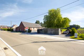 [[ DIT PAND NEEMT DEEL AAN DE ERA OPEN HUIZEN DAG OP 13/6 VAN 13:00 TOT 14:00 ]]
<p>Deze charmante langgevelhoeve is gelegen in een groene, landelijke omgeving nabij het centrum van Peer. Achteraan geniet u van een vrij uitzicht over agrarisch gebied, omringd door volwassen bomen die zorgen voor de nodige privacy en een heerlijk gevoel van ruimte.</p>

<p><br />De hoeve, gebouwd tussen 1900 en 1918, staat op een perceel van maar liefst 11.000 m² en is open bebouwd. Binnenin treft u een zeer ruime woonkamer, opgedeeld in een gezellige zithoek en eethoek die aansluit op de keuken. De rustieke elementen zoals het balkenplafond en de sierschouw geven karakter aan de hoofdwoning. Daarnaast is er een tweede, modernere wooneenheid of studio met eigen keuken en leefruimte, ideaal voor dubbele bewoning of kangoeroewonen. De woning beschikt over een ruime badkamer, veel bergruimte. Ze is instapklaar en in goede staat, met mogelijkheden tot verdere modernisering (EPC-label C).</p>

<p><strong>Enkele troeven:</strong></p>

<ul><li>Perceel van ca. 1,10 ha: Volledig bruikbare weide, ideaal voor het houden van paarden of andere dieren.</li><li>Aangebouwde garage/opslag met een grote inloopstal</li><li>Dubbele woonmogelijkheden: Hoofdwoning en een aparte, moderne wooneenheid.</li><li>Ruime oprit en aangelegde tuin: oprit met veel parkeergelegenheid.</li></ul>

<p><br />Bent u op zoek naar ruimte, privacy en de mogelijkheid om dieren aan huis te houden? Aarzel dan niet om een bezoek te plannen en ontdek zelf de charme en mogelijkheden van deze unieke eigendom in Peer via impact@era.be of 089 46 48 63 – Khaz helpt je graag verder!</p>