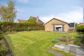 Charming 4-sided bungalow in need of renovation, situated in a prime location in Relegem, on the border of Asse and Wemmel, at the quiet...