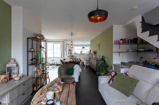 Ruim triplexappartement te Essen-Horendonk met een groot aanbod aan locale faciliteiten, alsook met een vlotte verbinding naar de omliggende gemeenten Kalmthout, Wuustwezel en richting Roosendaal (NL). Uw comfort wordt nog verhoogd door de aanwezigheid van een eigen autostaanplaats. <br /><br />Bij het betreden van het appartement komt u binnen in de inkomhal met vestiaireruimte en gastentoilet. Aan de achterzijde van het appartement vindt u de open keuken die ingericht is met een vaatwasmachine, een oven, een 6-pits gasvuur en een koelkast. Vanuit de keuken heeft u toegang tot het terras. Aansluitend aan de keuken is er een wasplaats/bergruimte voorzien. <br />De leefruimte bestaat uit een eetkamer (ca. 20m²) en een gezellige zithoek (ca. 20m²). <br /><br />Op de eerste verdieping vindt u de 3 slaapkamers (ca. 13m²-9m²-6m²). Vanuit de kleinste slaapkamer heeft u via een vaste trap toegang tot de zolderruimte (ca. 13m²).<br /><br />De badkamer is voorzien van een regendouche, een ligbad, een dubbele lavabo en een toilet.<br /><br />EPC B.
