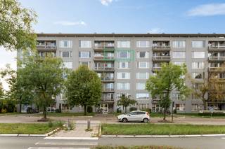 Appartement met 2/3 slaapkamers in residentie Wilghendael.  Ruime inkomhal met toilet, woonkamer met mooi vergezicht aan keuken met balkon, badkamer (dubbele lavabo en ligbad), 2 slaapkamers en 3de kamer als bureel/hobbyruimte.  Extra's: kelderberging, conforme elektrische keuring, gemeenschappelijke fietsenstalling.