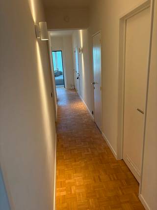 <p><span>Op zoek naar een ruim en lichtrijk appartement met een comfortabele indeling en een kwalitatieve afwerking? Dit </span><strong><span>mooie hoekappartement met 3 slaapkamers</span></strong><span> combineert ruimte, licht en wooncomfort op een uitstekende locatie, net buiten de stadskern.</span></p>
<p><strong><span>Alle ruimtes zijn praktisch met elkaar verbonden via de centrale hal</span></strong><span>, wat zorgt voor een aangename en overzichtelijke indeling.</span></p>
<p><span>Het appartement beschikt over een </span><strong><span>ruime en lichtrijke leefruimte</span></strong><span> met een open keuken. Dankzij de hoekligging geniet het appartement van een aangename natuurlijke lichtinval. Bij de afwerking werd bovendien veel </span><strong><span>oog voor detail</span></strong><span> gehouden, wat resulteert in een verzorgde en stijlvolle uitstraling.</span></p>
<p><span>Verder zijn er </span><strong><span>3 volwaardige slaapkamers</span></strong><span>, een </span><strong><span>badkamer</span></strong><span> en een aparte </span><strong><span>douchekamer</span></strong><span>. Het gebouw beschikt over een </span><strong><span>lift.</span></strong></p>
<h3><span>Troeven</span></h3>
<ul>
<li><span>Ruim en lichtrijk hoekappartement</span></li>
<li><strong><span>3 slaapkamers</span></strong></li>
<li><span>Badkamer én aparte douchekamer</span></li>
<li><span>Ruime leefruimte met open keuken</span></li>
<li><span>Centrale hal die alle ruimtes met elkaar verbindt</span></li>
<li><span>Verzorgde afwerking met oog voor detail</span></li>
<li><span>Lift aanwezig</span></li>
<li><span>Gemeenschappelijke fietsenberging</span></li>
<li><span>Gelegen net buiten de stadskern</span></li>
<li><span>Winkels, restaurants en dagelijkse voorzieningen vlakbij</span></li>
<li><span>Nabij groene omgeving</span></li>
<li><span>Vlotte verbinding naar belangrijke invalswegen en openbaar vervoer</span></li>
</ul>
<p><span>Een </span><strong><span>ruim, licht en comfortabel appartement</span></strong><span> met een praktische indeling en een uitstekende ligging, ideaal voor wie op zoek is naar aangenaam wonen met alle voorzieningen binnen handbereik.</span></p>