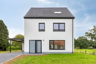 <strong>Energiezuinige woning met 3 slaapkamers te koop in Klein-Vorst (Laakdal)</strong><br /><br />Deze volledig gerenoveerde gezinswoning aan de Meerlaarstraat in Klein-Vorst is gelegen in een rustige woonomgeving. De ligging biedt een vlotte verbinding naar het centrum van Laakdal en omliggende gemeenten, evenals een goede aansluiting op de belangrijkste invalswegen richting Geel en Tessenderlo. Winkels, scholen en openbaar vervoer bevinden zich op korte afstand. Een praktische locatie voor wie rustig wil wonen met dagelijkse voorzieningen binnen handbereik.<br /><br />We betreden de woning via de ruime inkomhal (9,18m²), voorzien van een apart gastentoilet (1,64m²). Aansluitend bevindt zich de gezellige woonkamer (38,76m²), waar de grote raampartijen meteen in het oog springen. Dankzij de vele ramen geniet de leefruimte van een aangename natuurlijke lichtinval. De open keuken (18,02m²) sluit mooi aan op de woonkamer en vormt zo één mooi geheel. Zowel de woonkamer als de keuken zijn voorzien van een onderhoudsvriendelijke tegelvloer. De keuken is uitgerust met een kookeiland, inductiekookplaat, koelkast, vaatwasser en oven. Vanuit de keuken geniet je bovendien van een mooi zicht op de tuin. Aansluitend aan de keuken bevindt zich een praktische berging (11,36m²), waar eveneens de aansluitingen voor de wasmachine voorzien zijn.<br /><br />Op de eerste verdieping bevinden zich twee ruime slaapkamers (14,37m² en 15m²), evenals de badkamer (6,72m²). Deze is ingericht met een toilet, een dubbele lavabo, een ruime inloopdouche en een elektrische handdoek radiator.<br />De derde en tevens ruimste slaapkamer bevindt zich op de tweede verdieping en beschikt over een royale oppervlakte van 35 m².<br /><br />De woning beschikt daarnaast over een praktische kelder (8m²).<br />Voor de wagen is er voldoende plaats op de oprit, maar ook een carport is aanwezig.<br /><br />Op vlak van comfort en energiezuinigheid is deze woning voorzien van vloerverwarming op het gelijkvloers, aangesloten op een energiezuinige Daikin-warmtepomp. De elektrische installatie is conform het AREI. Dankzij de uitstekende isolatie en energiezuinige technieken behaalt de woning een energielabel A. Dit maakt van deze woning een energiezuinige en comfortabele thuis.<br /><br />Spreekt deze leuke gezinswoning jullie aan? Contacteer ons via info@bosmanvastgoed.be voor meer info of een bezoek ter plaatse. Wij helpen jullie graag verder!<br />