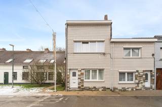 Te koop: gesloten woning in het centrum van de Borght Grimbergen, op een rustige locatie met uitstekende invalswegen.Deze charmante woning uit de...