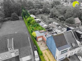 <p><span>In het rustige Walem bevindt zich deze ruime te renoveren halfopen-bebouwing met tal van mogelijkheden voor wie op zoek is naar een woning met potentieel. Met een bewoonbare oppervlakte van ca. 111 m², twee slaapkamers en een gunstig EPC-label C vormt deze woning een interessante kans voor zowel starters als investeerders! </span></p><p><span>De woning geniet bovendien van een vlotte ligging nabij openbaar vervoer, scholen en belangrijke invalswegen, Wat zorgt voor een uitstekende bereikbaarheid.</span></p><p><span>Indeling: </span></p><p><span>Op het gelijkvloers vinden we een ruime leefruimte (28m²) met veel lichtinval en een open haard voorzien van gasaansluiting. De keuken (16m²) is functioneel ingericht met een elektrisch vuur, dampkap, en aansluitingen voor een grote koelkast met diepvries. Tevens is er ook een condensatieketel op gas aanwezig. Verder bevinden zich op het gelijkvloers een badkamer (5m²) met inloopdouche, een afzonderlijk toilet en een praktische wasplaats (6m²) met aansluitingen voor wasmachine en droogkast.</span></p><p><span>De veranda (12m²) vormt een aangename extra ruimte en biedt rechtstreeks toegang tot de tuin. Naast de woning bevindt zich een ruim terras (25m²) en beschikt u over een garage (19m²) met rechtstreekse toegang tot de tuin.</span></p><p><span>Op de eerste verdieping bevinden zich twee slaapkamers (15m² & 13m²) en een nachthal. De woning is uitgerust met aluminium ramen, deels met dubbel en deels met enkel glas, en manuele rolluiken.</span></p><p><span>De elektrische installatie werd vernieuwd en is conform de huidige regelgeving. Daarnaast biedt de zolder nog interessante uitbreidingsmogelijkheden voor wie extra woonruimte wenst te creëren.</span></p><p><span>Graag som ik voor u nog even op troeven op van deze woning te Walem: </span></p><p><span> </span></p><ul><li><span>Elektriciteit conform </span></li><li><span>Grote tuin</span></li><li><span>111 m² bewoonbare oppervlakte </span></li><li><span>Ruime garage met toegang tot tuin</span></li><li><span>Mogelijkheid tot uitbreiding door zolder af te werken</span></li></ul><p><span> </span></p><p><span>Nuttige informatie: </span></p><p><span> </span></p><ul><li><span>EPC label C: 293 kWh/m²jaar</span></li><li><span>G-score: D P-score: A</span></li></ul><p><span> </span></p><p><span>Voor een bezoek ter plaatse kan u ons contacteren op het nummer 03 449 42 41 of mail ons via <span>hallo@habicom.be</span></span></p><p><span>Benieuwd naar de waarde van jouw woning? Check het gratis op <span>www.watismijnhuiswaard.be</span></span><span> </span></p><p><span> </span></p><p><span> </span></p><p><span> </span></p>