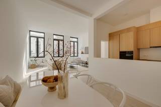 In het hart van Antwerpen bevindt zich dit hoogwaardig gerenoveerde appartement op de eerste verdieping. Een unieke woonbeleving waar elegantie, comfort en licht harmonieus samenkomen.<br /><br />Bij binnenkomst wordt u meteen verwelkomd door een gevoel van ruimte en rust. De afwerking werd met uiterste zorg gekozen, waarbij natuurlijke materialen, zachte kleuren en een tijdloos design zorgen voor een stijlvolle en serene woonomgeving.<br /><br /><span><strong>INDELING</strong></span>:<br /><br />Via de inkomhal betreedt u de uitzonderlijk lichtrijke leefruimte, waar grote raampartijen een overvloed aan natuurlijk licht binnenbrengen en een aangename sfeer creëren. <br /><br />De open leefruimte vloeit moeiteloos over in de volledig geïntegreerde designkeuken, uitgerust met kwalitatieve toestellen en verfijnde maatkasten in warme houttinten. <br /><br />De aansluitende eetruimte vormt een elegante plek om te tafelen en gasten te ontvangen.<br /><br />Het appartement beschikt over ruime, rustig gelegen slaapkamers die uitnodigen tot ontspanning. <br /><br />De badkamer werd afgewerkt met oog voor detail en biedt een stijlvolle inloopdouche en hoogwaardige materialen. <br /><br />Verder is er een apart gastentoilet en een praktische bergruimte aanwezig.<br /><br /><span><strong>BIJZONDERHEDEN</strong></span>:<br /><br />- Volledig en kwalitatief gerenoveerd met oog voor detail<br />- Gelegen op de eerste verdieping (zonder lift)<br />- Uitermate lichtrijk dankzij grote raampartijen<br />- Hoogwaardige, duurzame materialen en verfijnde afwerking<br />- Gegeerde centrumligging nabij winkels, gastronomie en openbaar vervoer