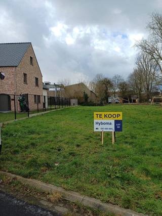 Deze bouwgrond in Ooigem (Wielsbeke) is heel gunstig gelegen. Je woont er in de buurt van winkels, scholen en openbaar vervoer. Bovendien geniet je van een vlotte verbinding met de belangrijke invalswegen. De grootte van de villapercelen en de ruime voorschriften bieden je tal van mogelijkheden. Hier bouwen wij jouw nieuwe, energiezuinige woning volledig op maat, tegen een vaste prijs. Contacteer ons en ontdek alle mogelijkheden.