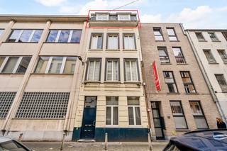 Dit recent gerenoveerd appartement op de 3de verdieping is instapklaar en is gelegen op een uitstekende locatie.<br /><br />Het is geschikt als hoofdverblijf plaats en kan ook worden aangeboden als Airbnb kamer met een hoog rendement en een zekere bezettingsgraad.<br /><br />Het appartement is goed onderhouden en beschikt over een lichtrijke leefruimte, een open geïnstalleerde keuken, een ruime slaapkamer met bureau, een badkamer met inloopdouche en toilet. Dankzij de grote ramen geniet je van veel natuurlijk licht en een aangenaam ruimtegevoel.<br /><br /><strong>De ligging is een absolute troef:</strong><br />Op wandelafstand van het Eilandje, Park Spoor Noord en het historisch stadscentrum<br />Vlotte verbinding met het openbaar vervoer en belangrijke invalswegen<br />In de nabijheid van winkels, restaurants en cafés.<br /><br />Interesse? Neem contact op voor meer informatie of om een bezoek in te plannen via: +32 474 04 13 26 of jeffrey@jurimmo.be